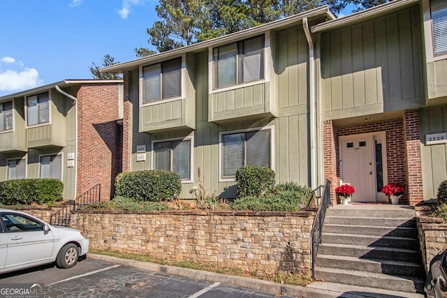 2220 Runnymead Rdg SE, Marietta, GA 30067 - view of property featuring uncovered parking