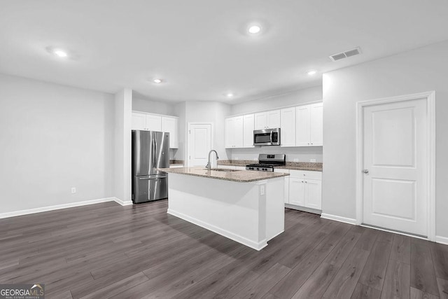 1998 Nuthatch Dr, Hoschton, GA 30548 - kitchen featuring appliances with stainless steel finishes, a sink, baseboards, white cabinetry, and recessed lighting