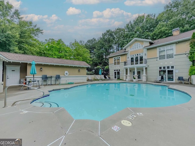 2700 Pine Tree Rd NE Unit 1013, Atlanta, GA 30324 - community pool featuring a patio area and view of wooded area