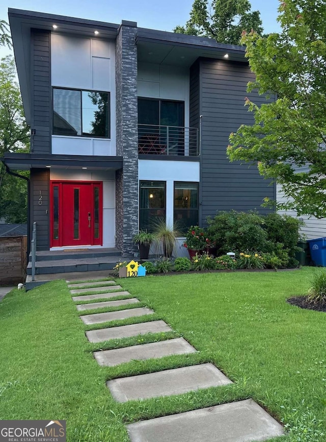 120 Vanira Ave SE, Atlanta, GA 30315 - modern home with a front yard, stucco siding, and a balcony