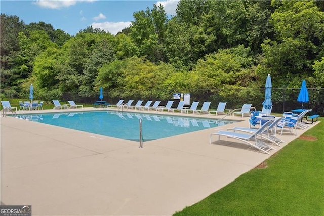 440 Carybell Ln, Alpharetta, GA 30004 - community pool with a patio area