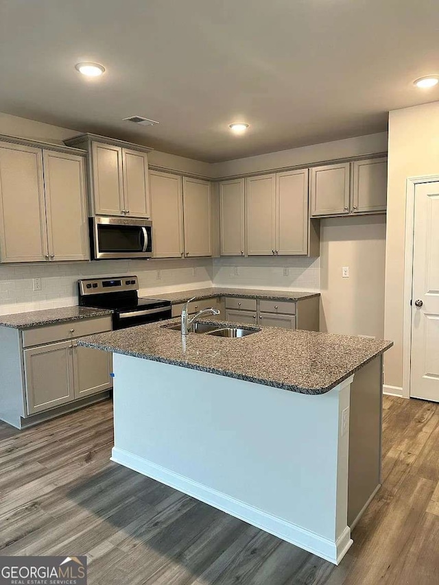 2832 Saratoga Lake Vw, Decatur, GA 30034 - kitchen with appliances with stainless steel finishes, a sink, dark wood-style flooring, a kitchen island with sink, and gray cabinetry
