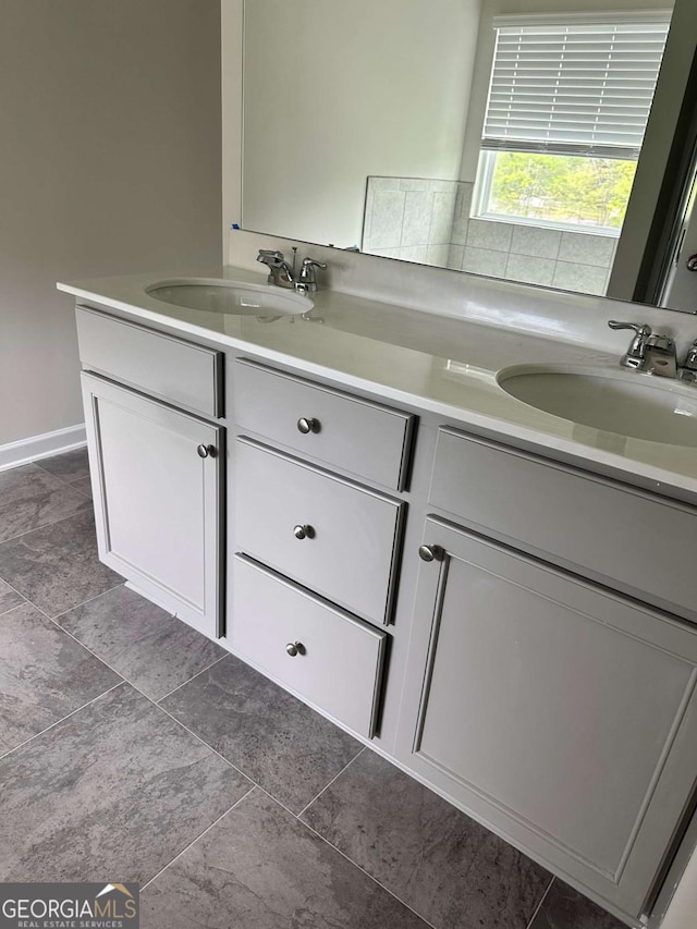 2832 Saratoga Lake Vw, Decatur, GA 30034 - bathroom featuring double vanity