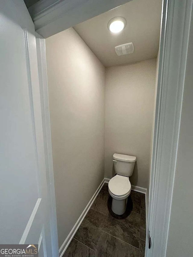 2832 Saratoga Lake Vw, Decatur, GA 30034 - bathroom featuring toilet and baseboards