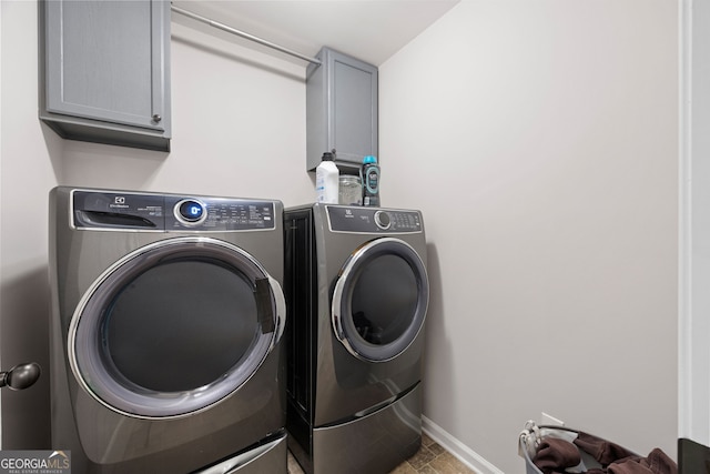 372 Cobblestone Trl, Dallas, GA 30157 - laundry area featuring washer and clothes dryer, cabinet space, and baseboards