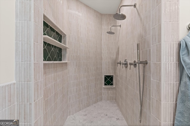 50 Frederica Oaks Ln, Saint Simons, GA 31522 - bathroom featuring a tile shower