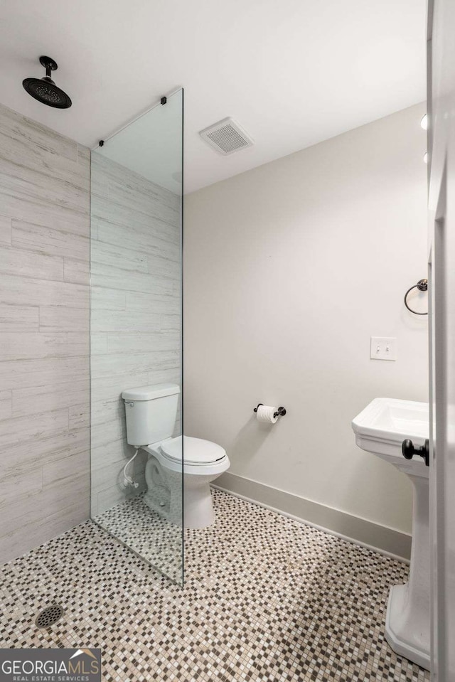 1002 Forrest Blvd, Decatur, GA 30030 - full bathroom with tiled shower, toilet, and baseboards