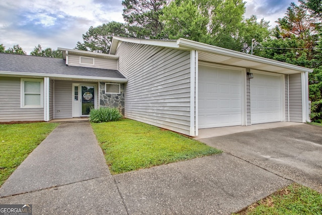 10 1st Ave E, Newnan, GA 30265 - mid-century modern home with a front yard and a shingled roof