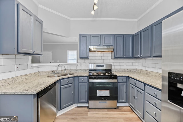 3315 Brookfield Dr, Austell, GA 30106 - kitchen with stainless steel appliances, a sink, under cabinet range hood, tasteful backsplash, and ornamental molding