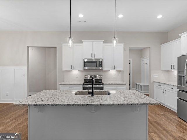 1847 Davis Mill Rd N, Dallas, GA 30157 - kitchen with appliances with stainless steel finishes, a sink, backsplash, light wood-style flooring, and recessed lighting