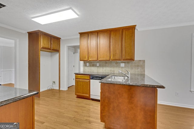 4009 Riverstone Dr, Suwanee, GA 30024 - kitchen featuring dishwasher, a peninsula, a sink, light wood-style floors, and crown molding