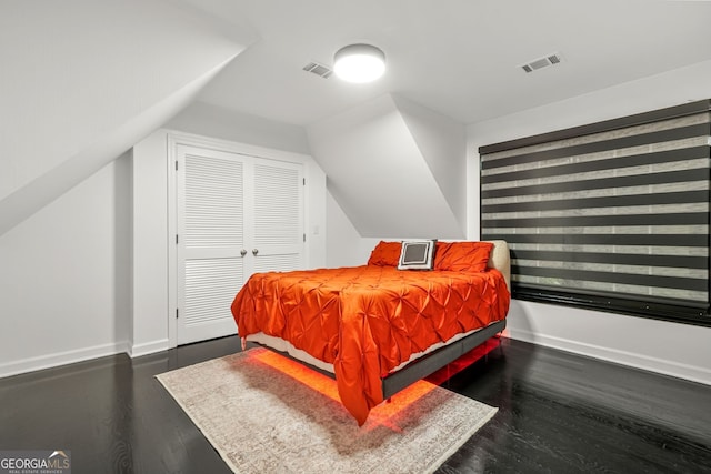 2878 Heather Row Rdg SW, Lilburn, GA 30047 - bedroom featuring wood finished floors, lofted ceiling, baseboards, and a closet
