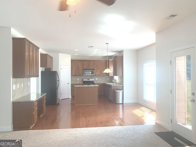 2118 Water Mill Ct, Buford, GA 30519 - kitchen with stainless steel appliances, a kitchen island, tasteful backsplash, baseboards, and a ceiling fan
