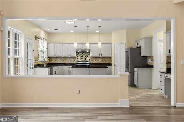 5156 Amberden Hall Dr, Suwanee, GA 30024 - kitchen featuring dark countertops, light wood-style floors, tasteful backsplash, and recessed lighting