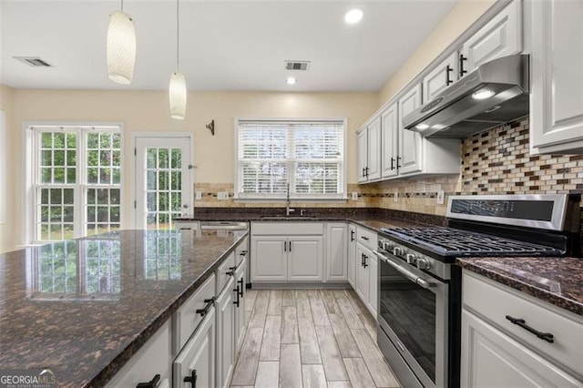 5156 Amberden Hall Dr, Suwanee, GA 30024 - kitchen featuring gas stove, exhaust hood, plenty of natural light, tasteful backsplash, and recessed lighting