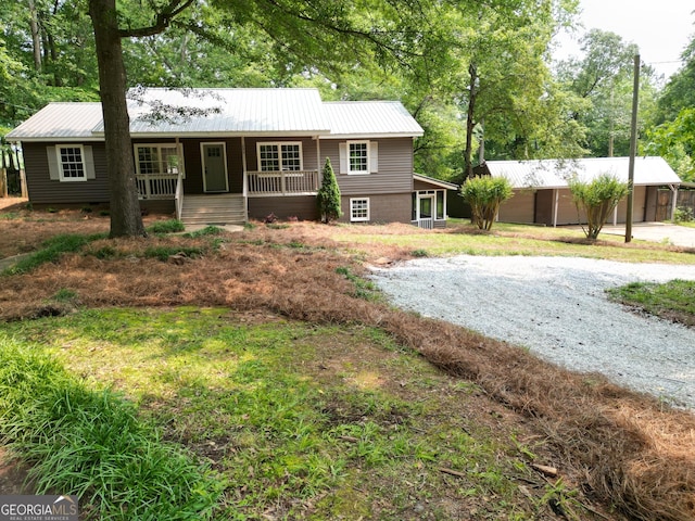286 Barnes Cir, Commerce, GA 30530 - ranch-style home with covered porch, metal roof, and driveway