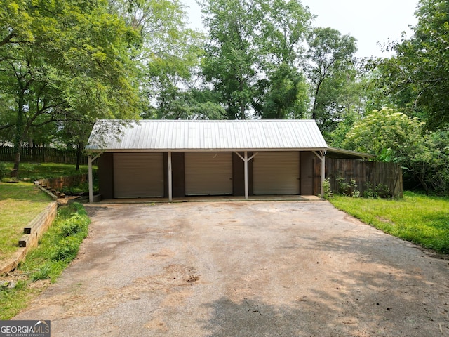 286 Barnes Cir, Commerce, GA 30530 - garage featuring a garage