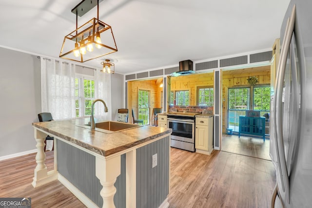 113 Fletcher Rd, Eatonton, GA 31024 - kitchen featuring appliances with stainless steel finishes, light wood-type flooring, a chandelier, an island with sink, and a kitchen breakfast bar