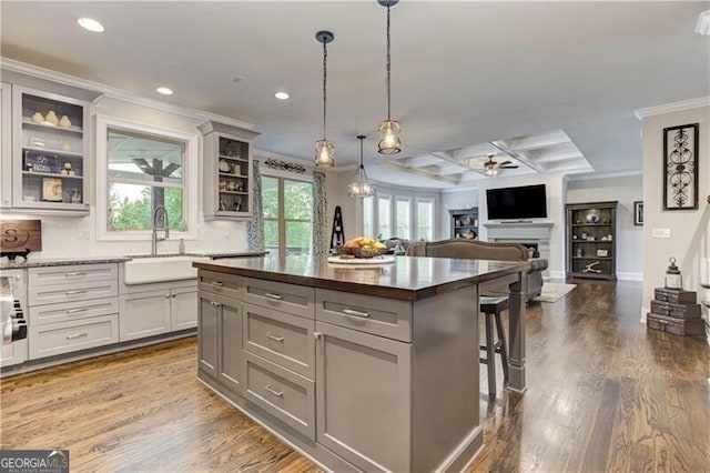 126 Townsend Pass, Alpharetta, GA 30004 - kitchen featuring recessed lighting, ceiling fan, crown molding, a fireplace, and a breakfast bar