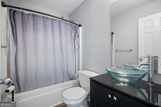 135 Pinewood Cir, Colbert, GA 30628 - bathroom with a textured ceiling, shower / tub combo, and vanity