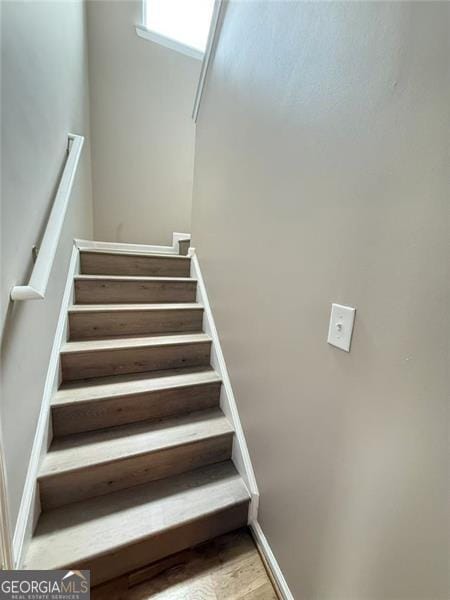 6634 Splashwater Dr, Flowery Branch, GA 30542 - view of staircase