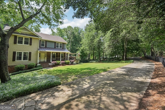 10875 Shagbark Trl, Roswell, GA 30075 - view of front of house featuring driveway, a porch, and a front lawn