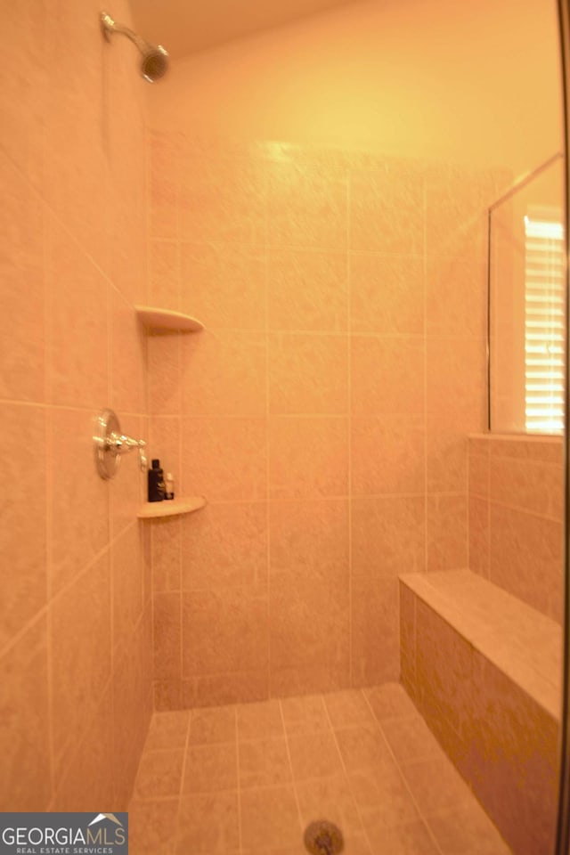 560 Tuscany Walk Ln, Lawrenceville, GA 30043 - bathroom featuring a tile shower