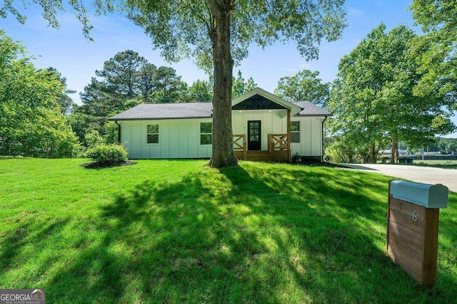 6 W Point Dr SE, Lindale, GA 30147 - view of front of home with board and batten siding and a front lawn