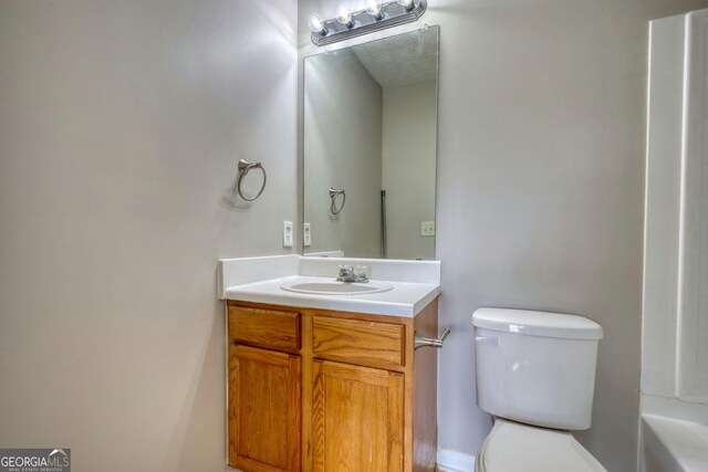 5587 Strathmoor Manor Cir, Lithonia, GA 30058 - bathroom featuring toilet, vanity, and a bath