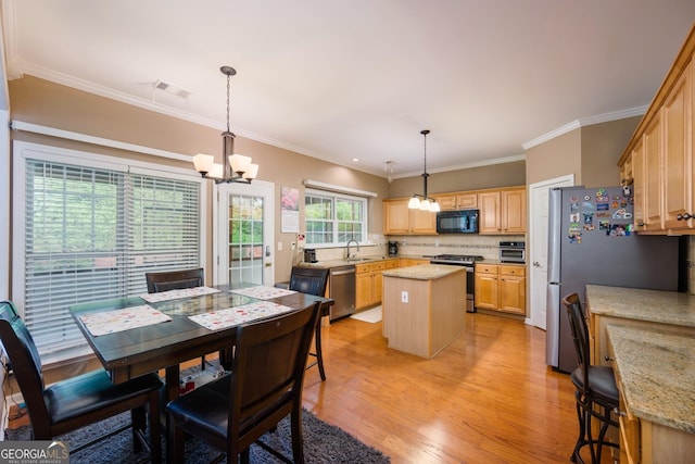 199 Eastham Ct, Suwanee, GA 30024 - kitchen featuring a chandelier, stainless steel appliances, a sink, a center island, and light wood-style floors