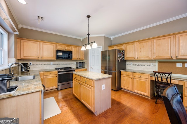 199 Eastham Ct, Suwanee, GA 30024 - kitchen featuring stainless steel appliances, a sink, crown molding, decorative backsplash, and light brown cabinetry