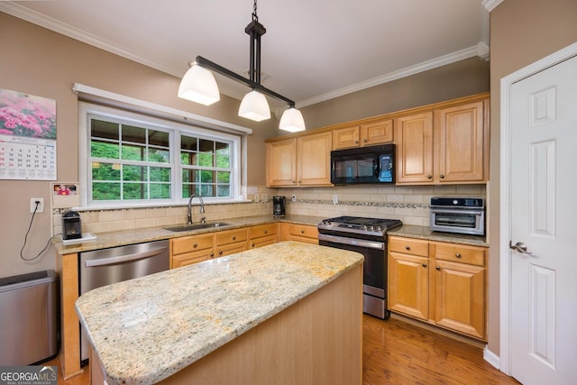 199 Eastham Ct, Suwanee, GA 30024 - kitchen with appliances with stainless steel finishes, a sink, tasteful backsplash, light stone counters, and a center island