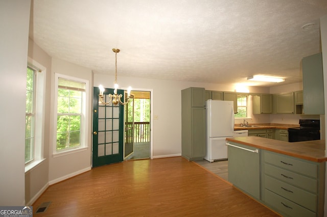 188 Thornbrooke Dr, Hiram, GA 30141 - kitchen featuring electric range, freestanding refrigerator, a chandelier, green cabinetry, and light wood-type flooring