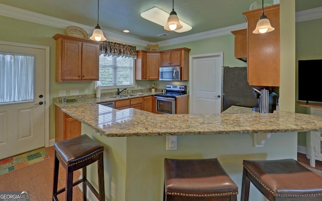 60 Villa Cts, Hartwell, GA 30643 - kitchen featuring appliances with stainless steel finishes, a sink, crown molding, a breakfast bar area, and brown cabinets