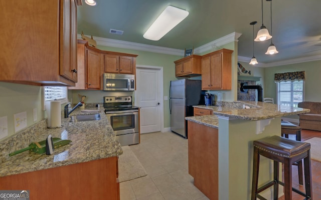 60 Villa Cts, Hartwell, GA 30643 - kitchen with appliances with stainless steel finishes, a peninsula, a sink, crown molding, and a breakfast bar area