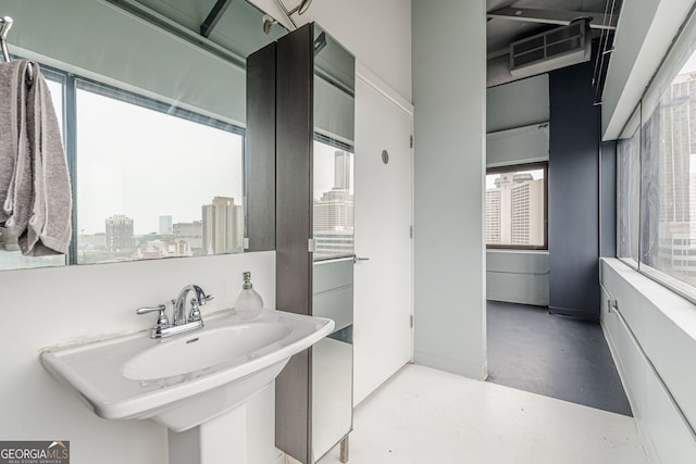 120 Ralph Mcgill Blvd NE Unit 1502, Atlanta, GA 30308 - bathroom featuring finished concrete flooring, healthy amount of natural light, and a city view