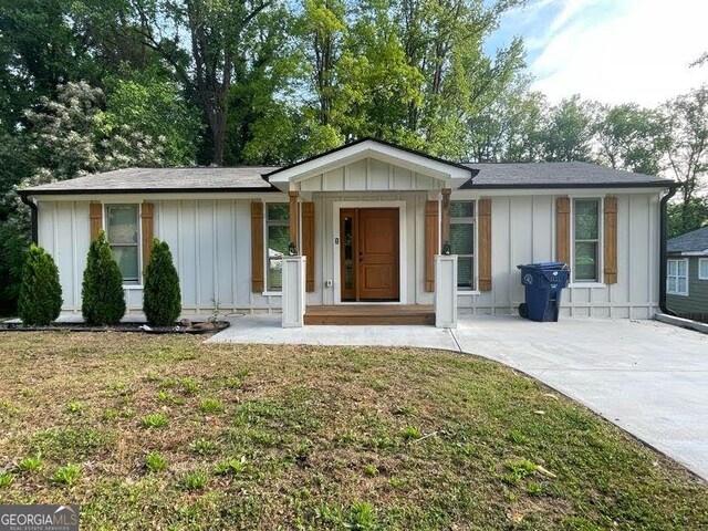 185 Glenrose Cir SW, Atlanta, GA 30354 - ranch-style house featuring board and batten siding, a front lawn, and driveway