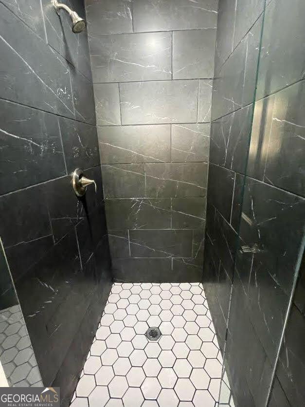 185 Glenrose Cir SW, Atlanta, GA 30354 - full bathroom with tiled shower
