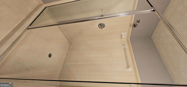 2123 Condor Dr, Lawrenceville, GA 30044 - bathroom featuring a tile shower