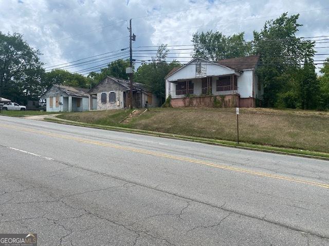 1010 N Clarke St, Milledgeville, GA 31061 - view of front facade with a front yard