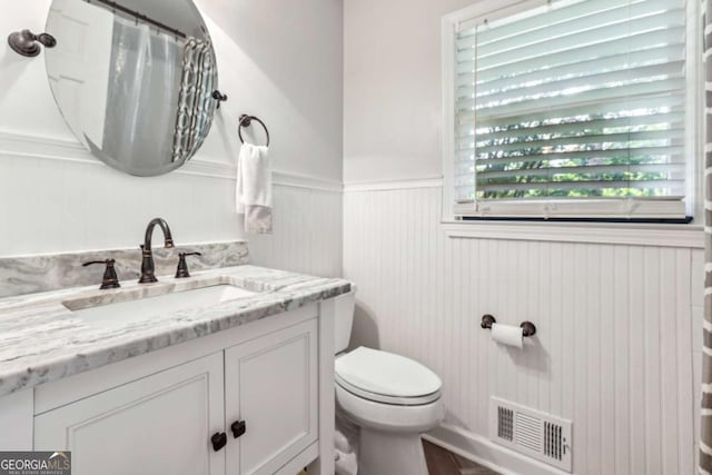 5860 Riverwood Dr, Sandy Springs, GA 30328 - bathroom featuring wainscoting, toilet, vanity, a shower with curtain, and wood finished floors