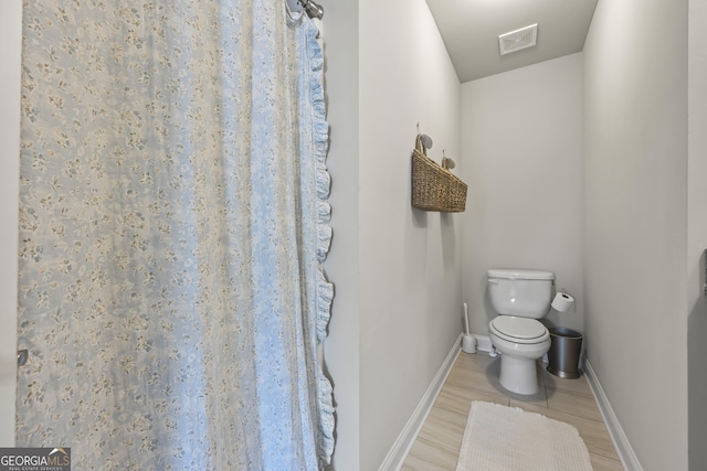 830 Tom Miller Rd, Bethlehem, GA 30620 - full bath featuring toilet, baseboards, and a shower with shower curtain