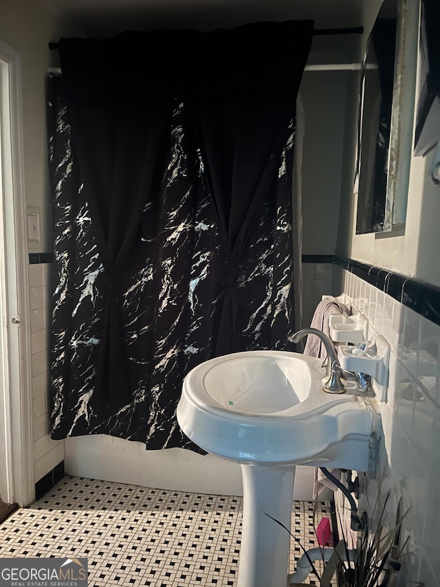 2526 Kensington Rd, Macon, GA 31211 - bathroom with tile walls