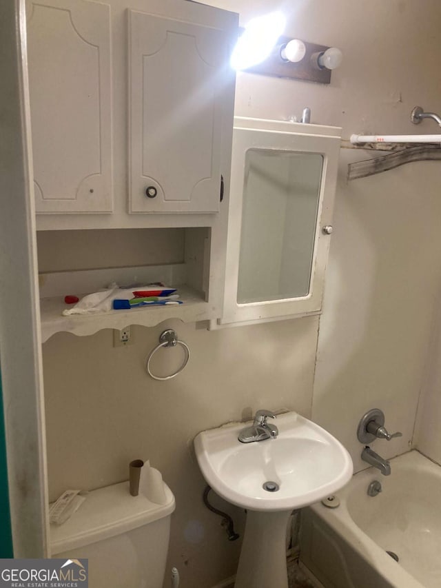 2722 Alden St, Macon, GA 31206 - full bath featuring toilet and tub / shower combination