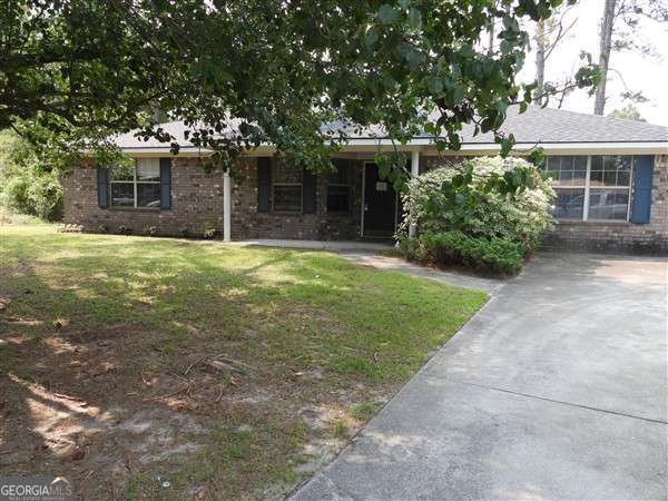 2324 Suttle Ct, Hinesville, GA 31313 - single story home featuring a front lawn and brick siding
