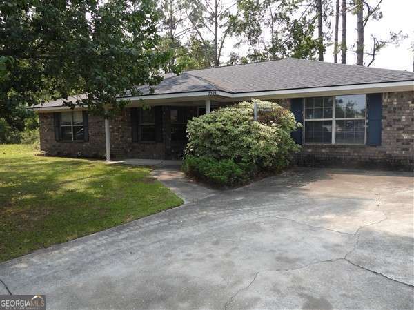 2324 Suttle Ct, Hinesville, GA 31313 - ranch-style home with a front lawn and brick siding