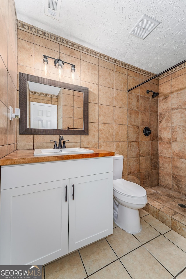 4124 W Rd, Blackshear, GA 31516 - full bath featuring tiled shower, vanity, toilet, tile patterned floors, and a textured ceiling