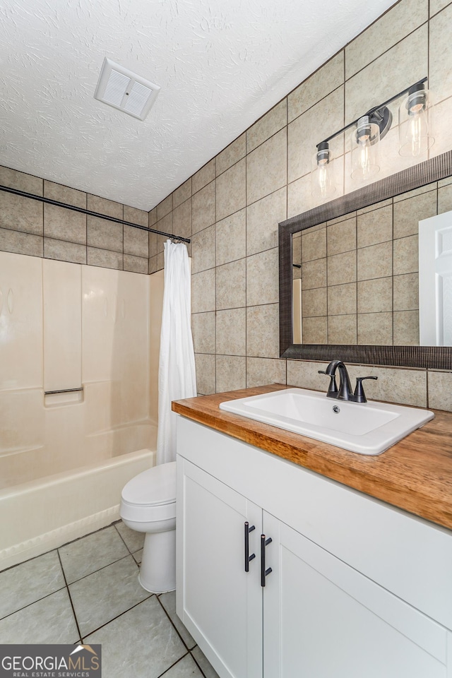 4124 W Rd, Blackshear, GA 31516 - bathroom featuring toilet, vanity, tile walls, shower / bath combo with shower curtain, and tile patterned floors
