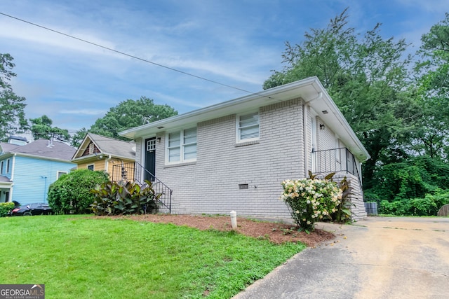 933 Capitol View Ave NW, Atlanta, GA 30318 - view of property exterior featuring a yard and driveway