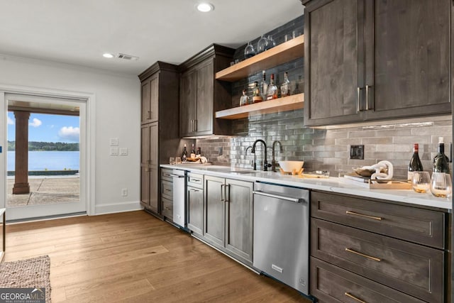 117 W View Way, Eatonton, GA 31024 - indoor wet bar with dishwasher, backsplash, light wood-style floors, recessed lighting, and crown molding